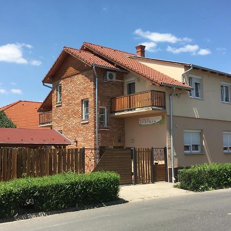 Bobita Apartman ชาร์วาร์ ภายนอก รูปภาพ